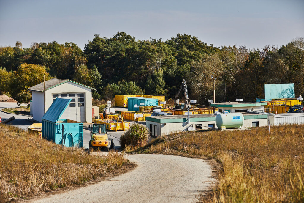 Blick aus der Ferne auf den Wertstoffhof Medbach.