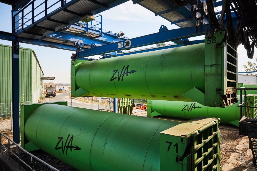 Grüne Container mit dem ZVA-Logo.