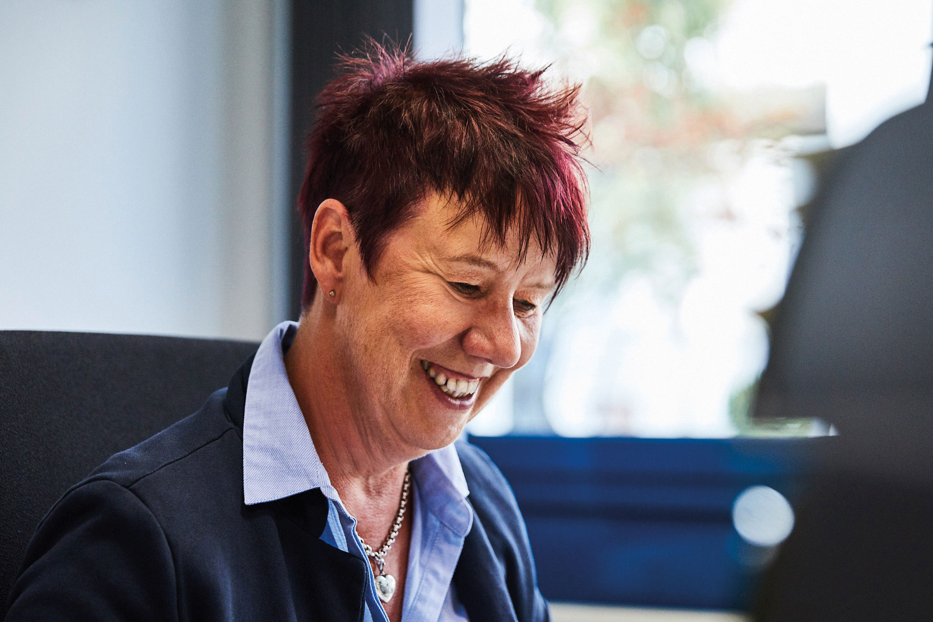 Portraitfoto von Geschäftsleiterin Silke Knörlein. Sie hat kurze rötliche Haare und lächelt. (&copy; )